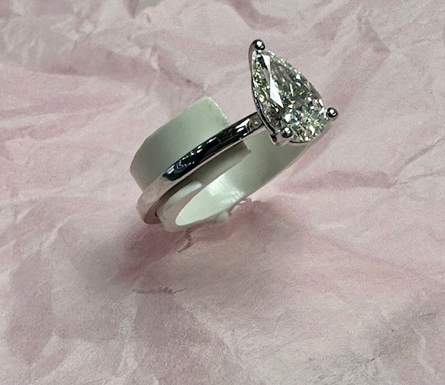 1 CT pear shape ring in white gold